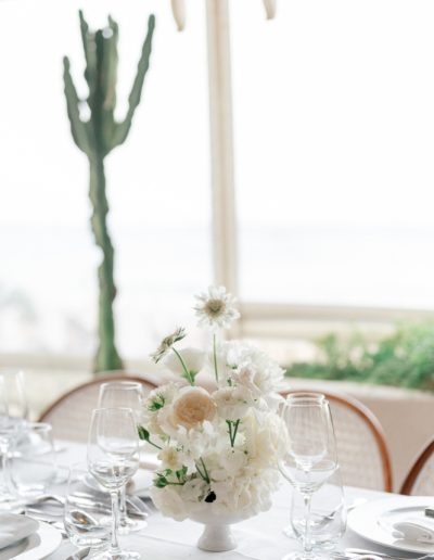 Mariage d’exception dans le Golfe de Saint-Tropez : créations florales haut de gamme mêlant la pureté du blanc et l’élégance Provence chic. Fleuriste designer de mariage luxe.