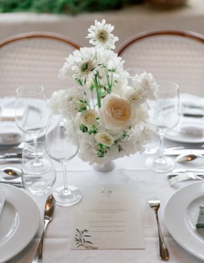Mariage d’exception dans le Golfe de Saint-Tropez : créations florales haut de gamme mêlant la pureté du blanc et l’élégance Provence chic. Fleuriste designer de mariage luxe.