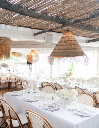 Mariage d’exception dans le Golfe de Saint-Tropez : créations florales haut de gamme mêlant la pureté du blanc et l’élégance Provence chic. Fleuriste designer de mariage luxe.