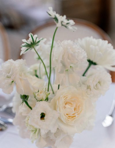 Mariage d’exception dans le Golfe de Saint-Tropez : créations florales haut de gamme mêlant la pureté du blanc et l’élégance Provence chic. Fleuriste designer de mariage luxe.