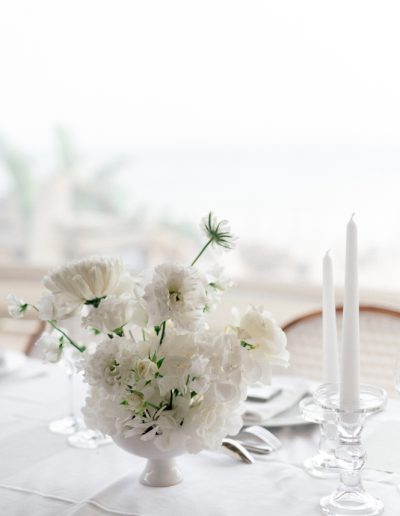 Mariage d’exception dans le Golfe de Saint-Tropez : créations florales haut de gamme mêlant la pureté du blanc et l’élégance Provence chic. Fleuriste designer de mariage luxe.
