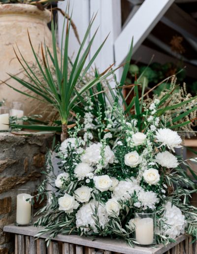 Mariage d’exception dans le Golfe de Saint-Tropez : créations florales haut de gamme mêlant la pureté du blanc et l’élégance Provence chic. Fleuriste designer de mariage luxe.