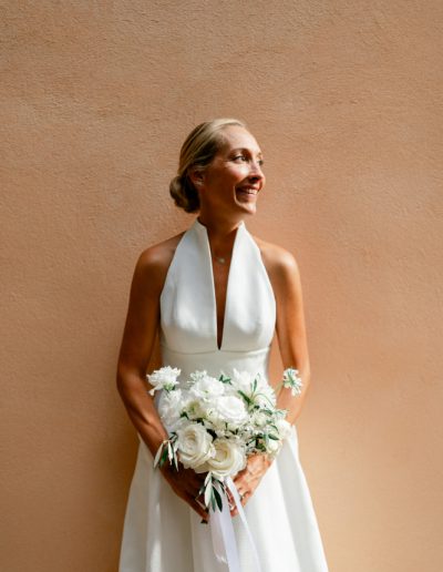 Mariage d’exception dans le Golfe de Saint-Tropez : créations florales haut de gamme mêlant la pureté du blanc et l’élégance Provence chic. Fleuriste designer de mariage luxe.