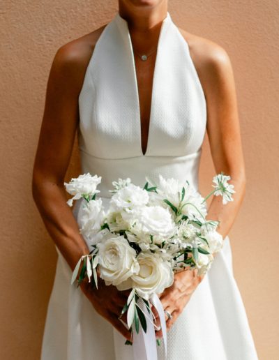 Mariage d’exception dans le Golfe de Saint-Tropez : créations florales haut de gamme mêlant la pureté du blanc et l’élégance Provence chic. Fleuriste designer de mariage luxe.
