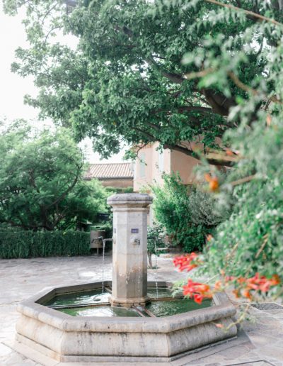Mariage d’exception dans le Golfe de Saint-Tropez : créations florales haut de gamme mêlant la pureté du blanc et l’élégance Provence chic. Fleuriste designer de mariage luxe.