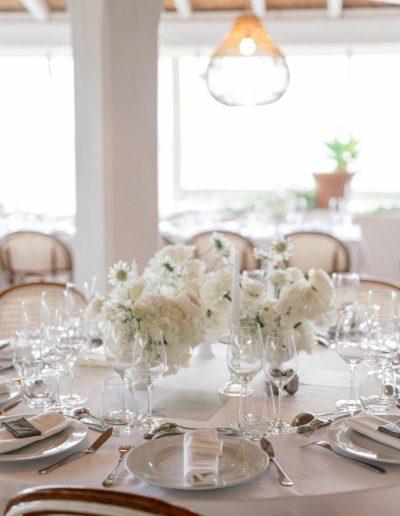 Mariage d’exception dans le Golfe de Saint-Tropez : créations florales haut de gamme mêlant la pureté du blanc et l’élégance Provence chic. Fleuriste designer de mariage luxe.