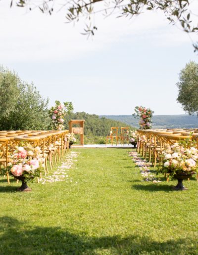 Mariage exclusif de luxe dans un domaine d'exception ou les fleurs se mêlent aux fruits de saison.