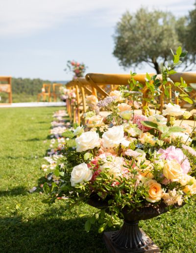 Mariage exclusif de luxe dans un domaine d'exception ou les fleurs se mêlent aux fruits de saison.