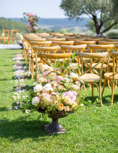 Mariage exclusif de luxe dans un domaine d'exception ou les fleurs se mêlent aux fruits de saison.