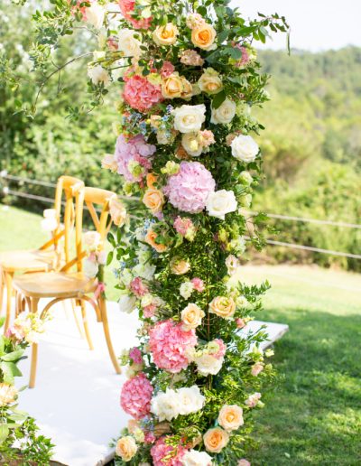 Mariage exclusif de luxe dans un domaine d'exception ou les fleurs se mêlent aux fruits de saison.