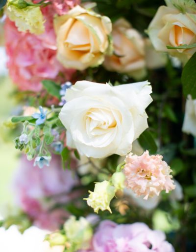 Mariage exclusif de luxe dans un domaine d'exception ou les fleurs se mêlent aux fruits de saison.