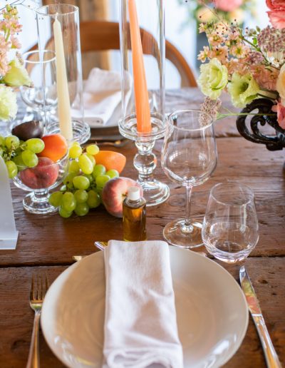 Mariage exclusif de luxe dans un domaine d'exception ou les fleurs se mêlent aux fruits de saison.