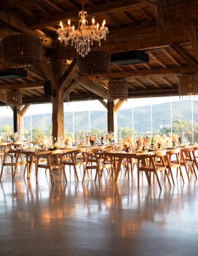 Mariage exclusif de luxe dans un domaine d'exception ou les fleurs se mêlent aux fruits de saison.