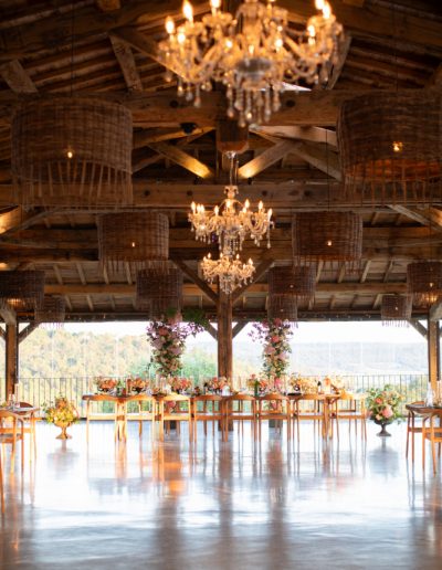 Mariage exclusif de luxe dans un domaine d'exception ou les fleurs se mêlent aux fruits de saison.