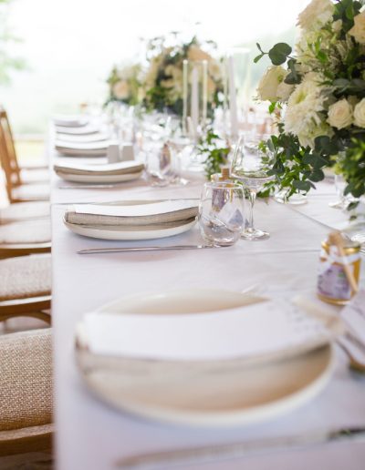 Mariage raffiné en Occitanie, sur le thème d'une garden party élégante