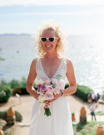 Mariage intimiste et exclusif dans une crique méditerranéenne, célébré sur trois jours avec trois designs distincts