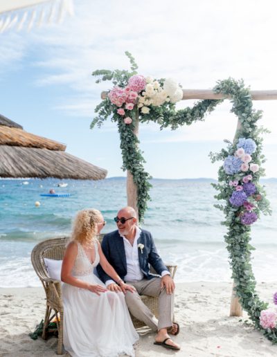 Mariage intimiste et exclusif dans une crique méditerranéenne, célébré sur trois jours avec trois designs distincts