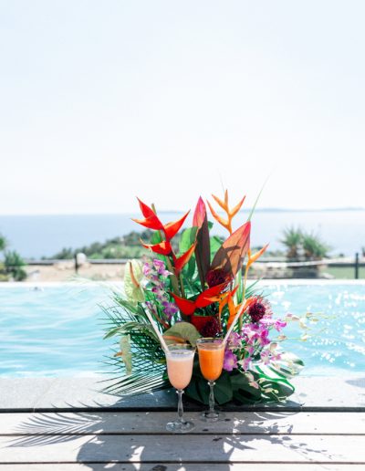 Mariage intimiste et exclusif dans une crique méditerranéenne, célébré sur trois jours avec trois designs distincts