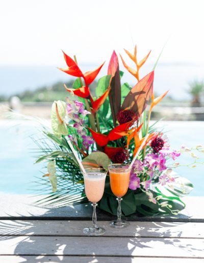 Mariage intimiste et exclusif dans une crique méditerranéenne, célébré sur trois jours avec trois designs distincts