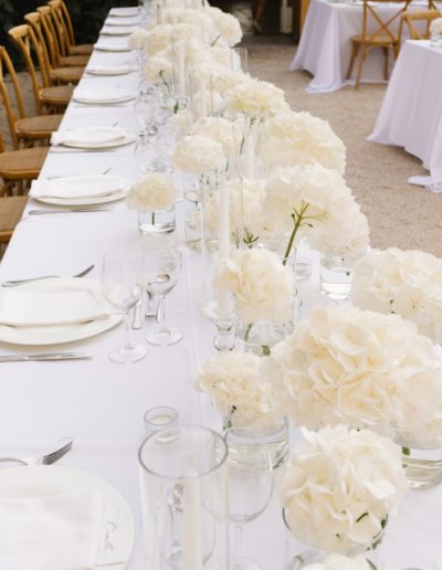 Mariage tout en blanc au Château de Robernier en Provence