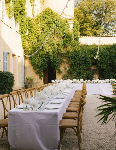 Mariage tout en blanc au Château de Robernier en Provence