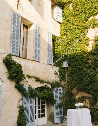Mariage tout en blanc au Château de Robernier en Provence