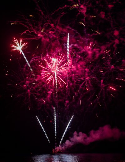 Scénographie florale dans un lieu exclusif pour un mariage luxueux au bord de la Méditerranée