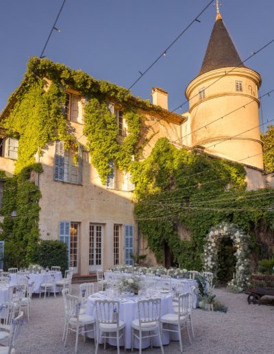 Mariage luxueux au sein de l’incontournable Château de Robernier en Provence.