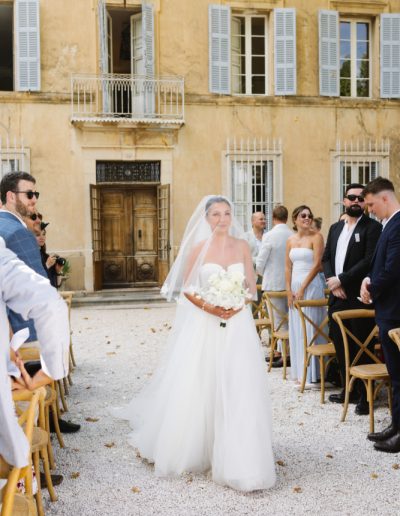 Mariage tout en blanc au Château de Robernier en Provence