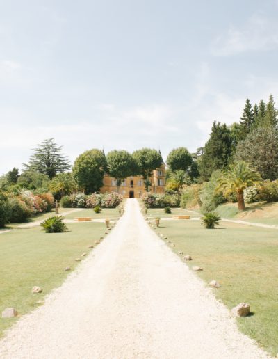 Mariage tout en blanc au Château de Robernier en Provence