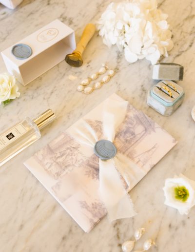Mariage tout en blanc au Château de Robernier en Provence